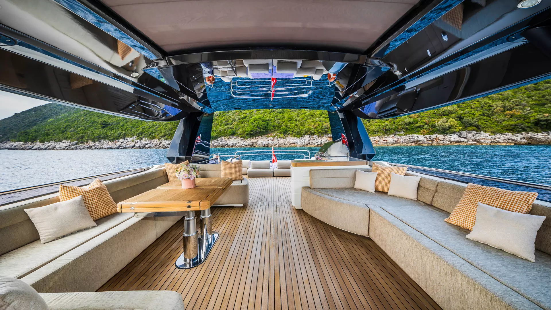 06-GIORGIO-flybridge-view-towards-stern_.JPG