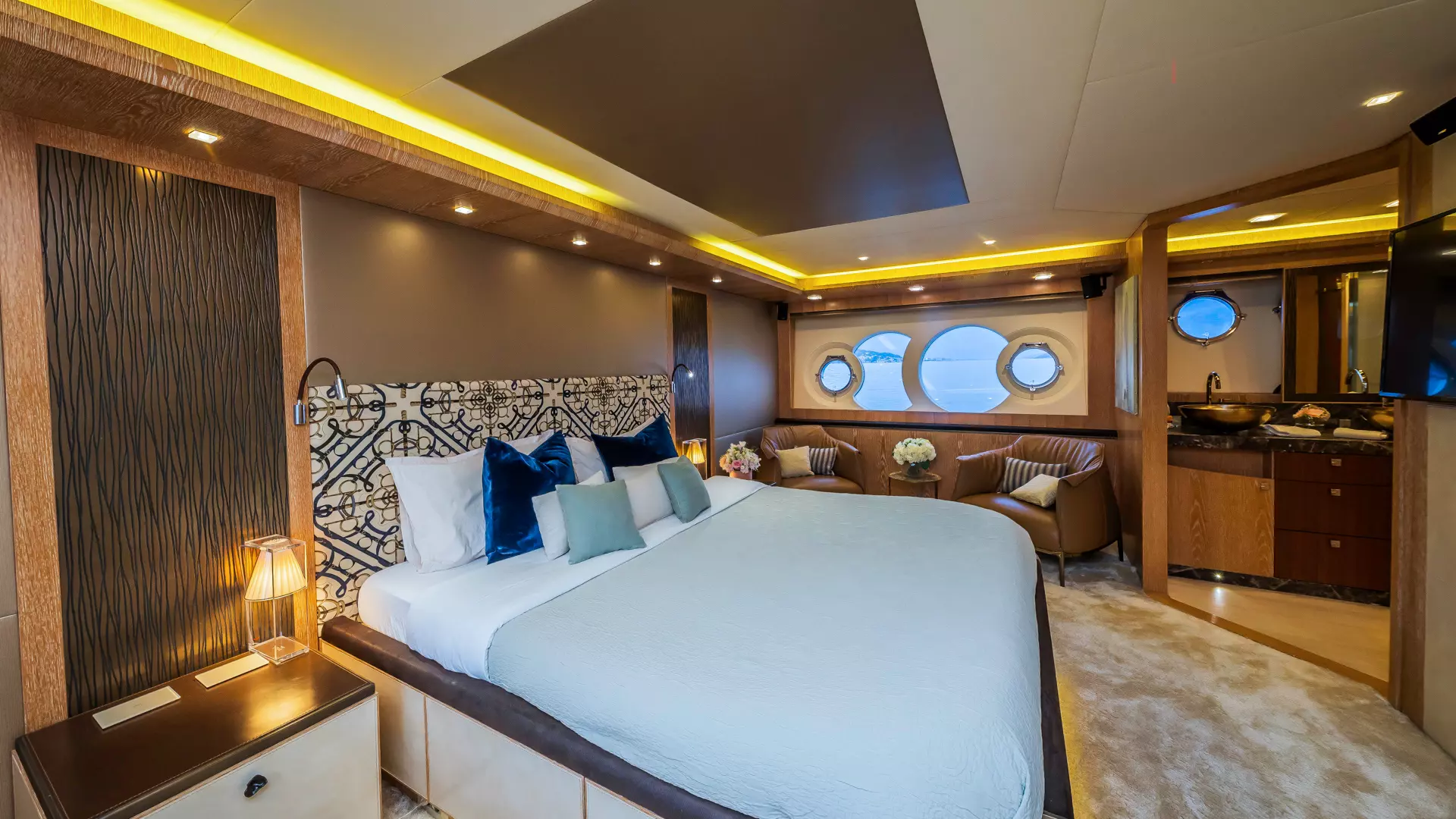 16-GIORGIO-Master-cabin-side-view_.JPG