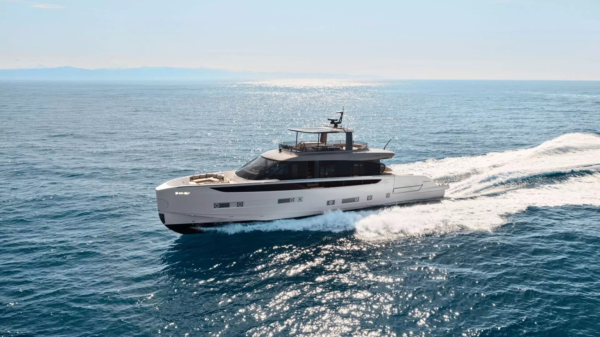 Azimut Seadeck 9 side view cruising