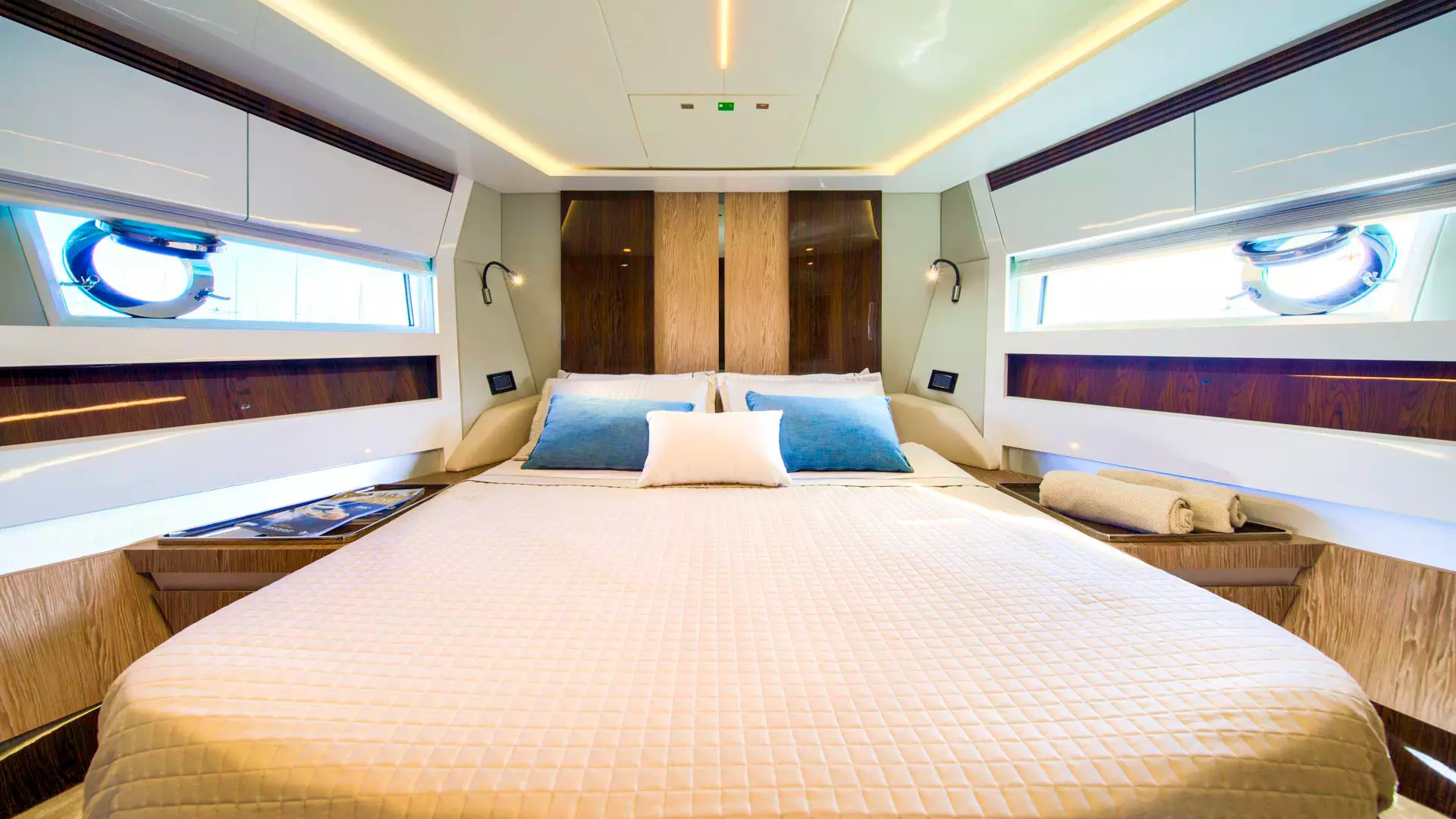 27-azimut-S7-VIP-cabin _.JPG