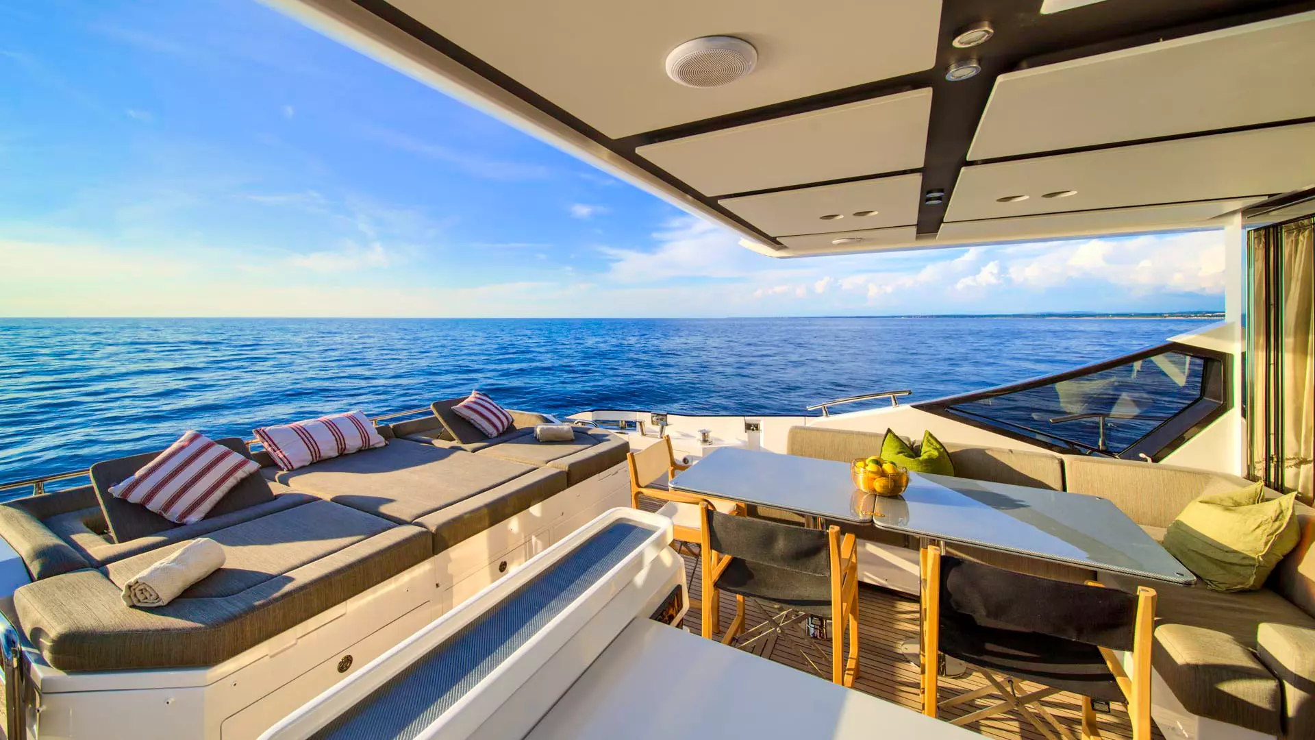 13-Azimut-S7-aft-lounging-area _.JPG