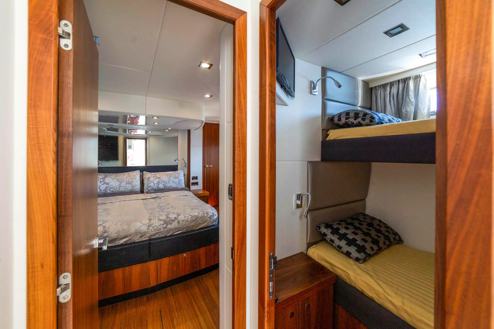 19-2-Drunk-Master-Double-cabins-entrance_.JPG
