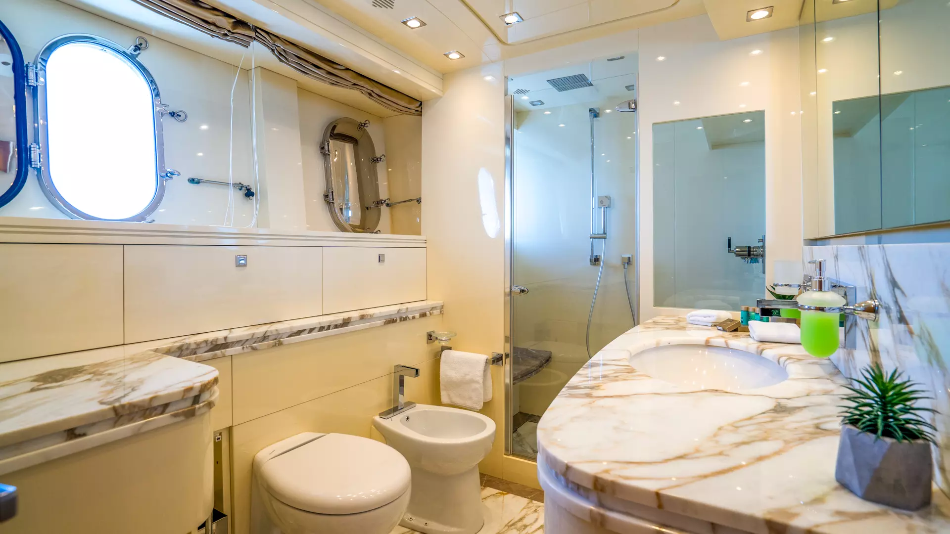 17-Cynthia-Master-cabin-bathroom_.jpg