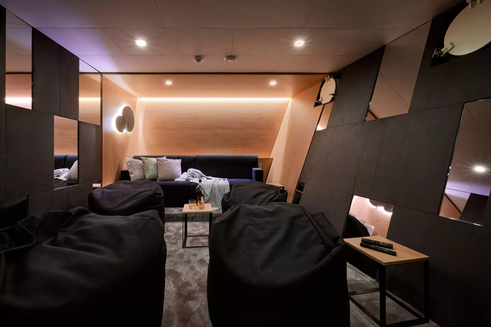 05 - Interior - Amenities - 02 - Cinema (3).jpg