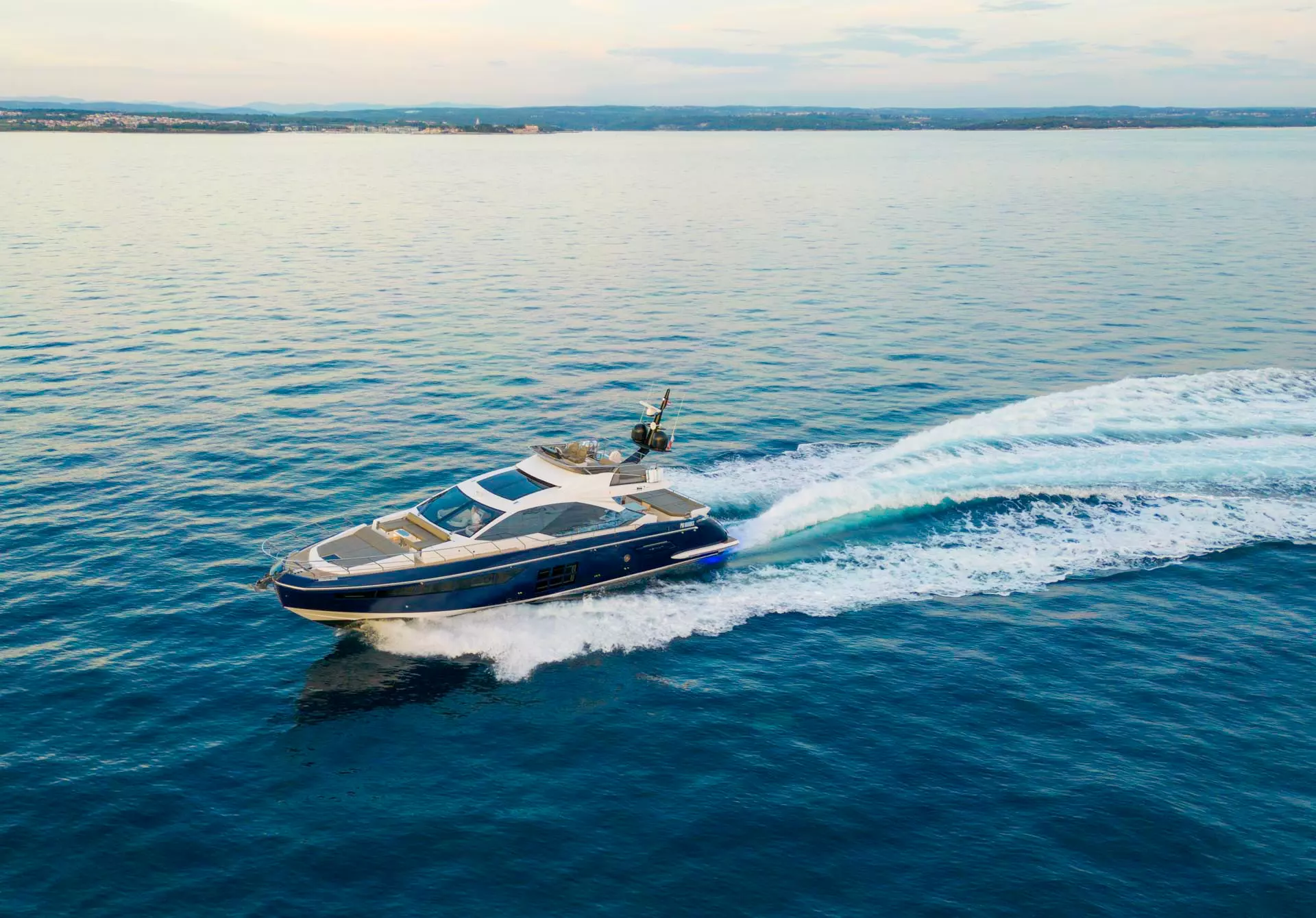 04-Azimut-S7-side-running _.JPG