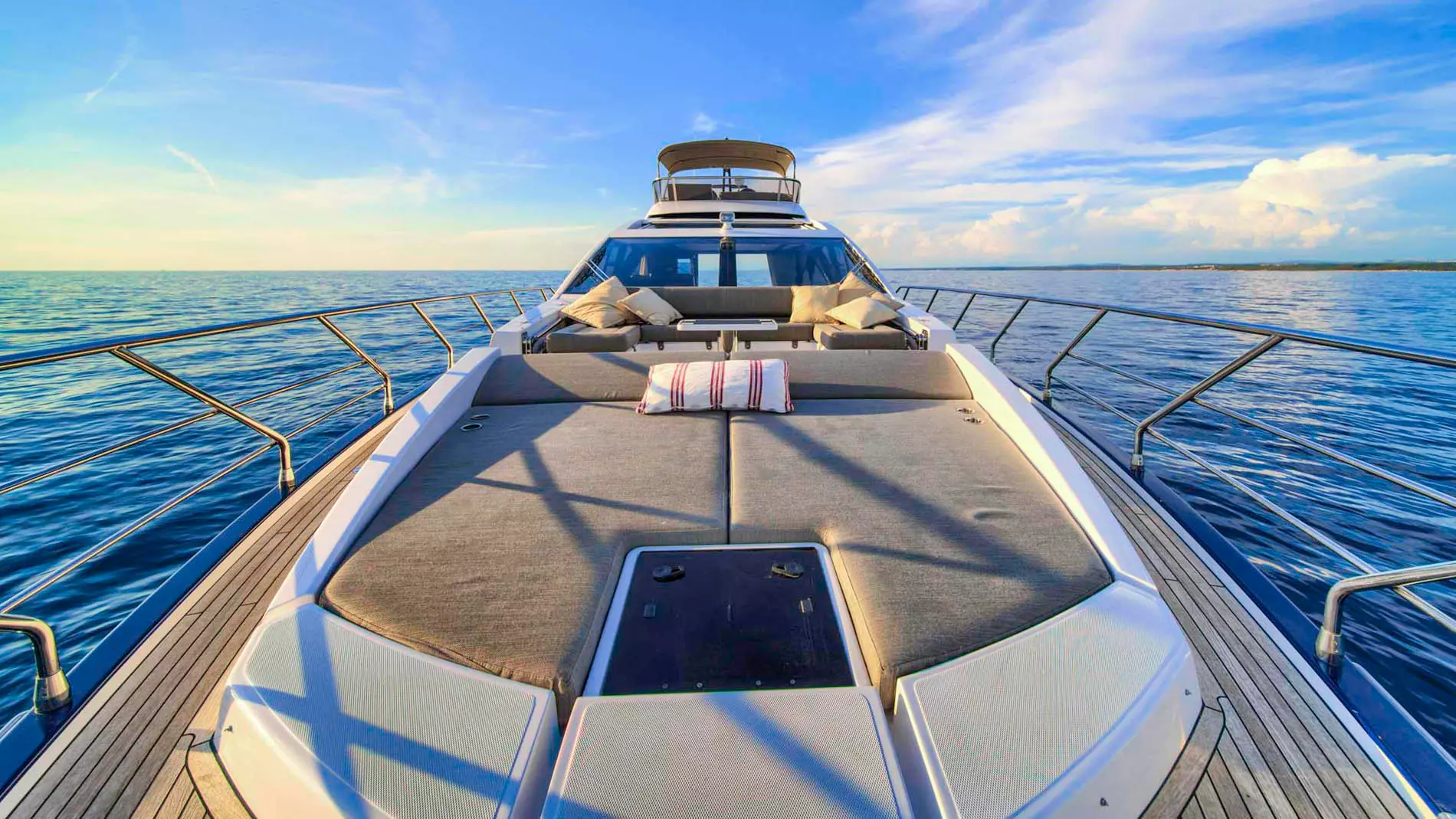 08-Azimut-S7-bow-lounge-area _.JPG