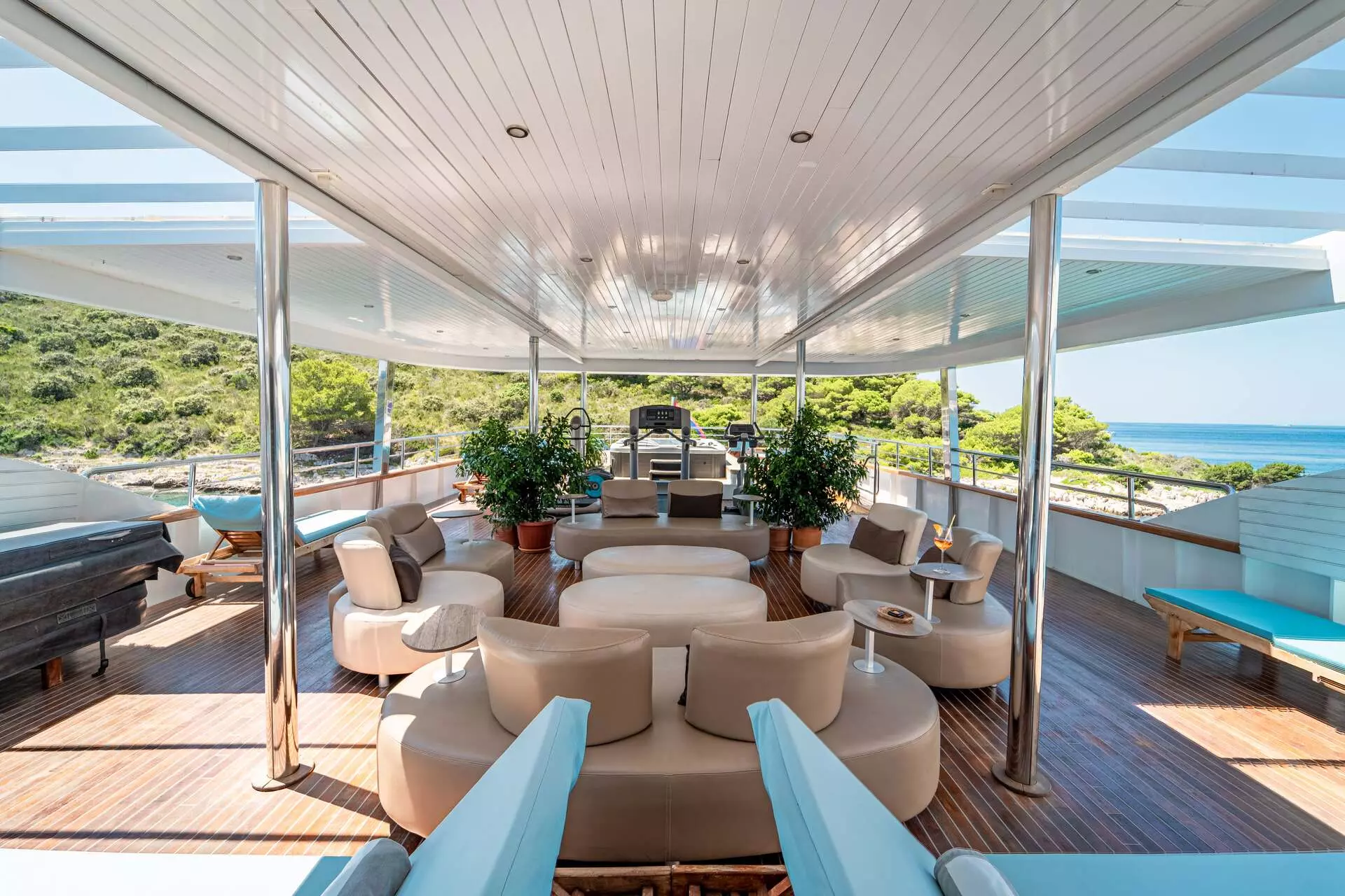 24. RIVA Lounge area - Sun deck.jpg