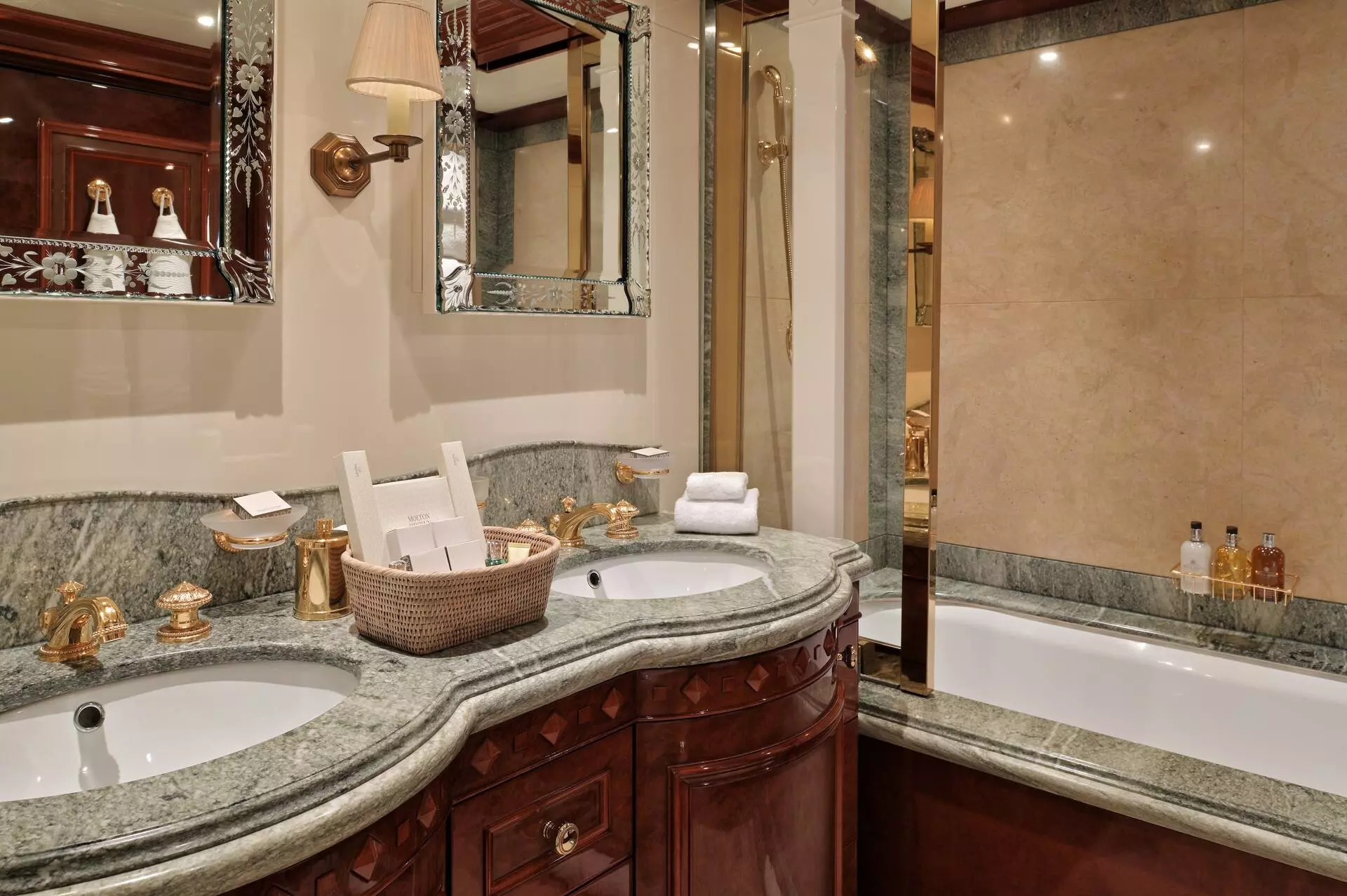 44. ST.DAVID_master_bathroom.jpg