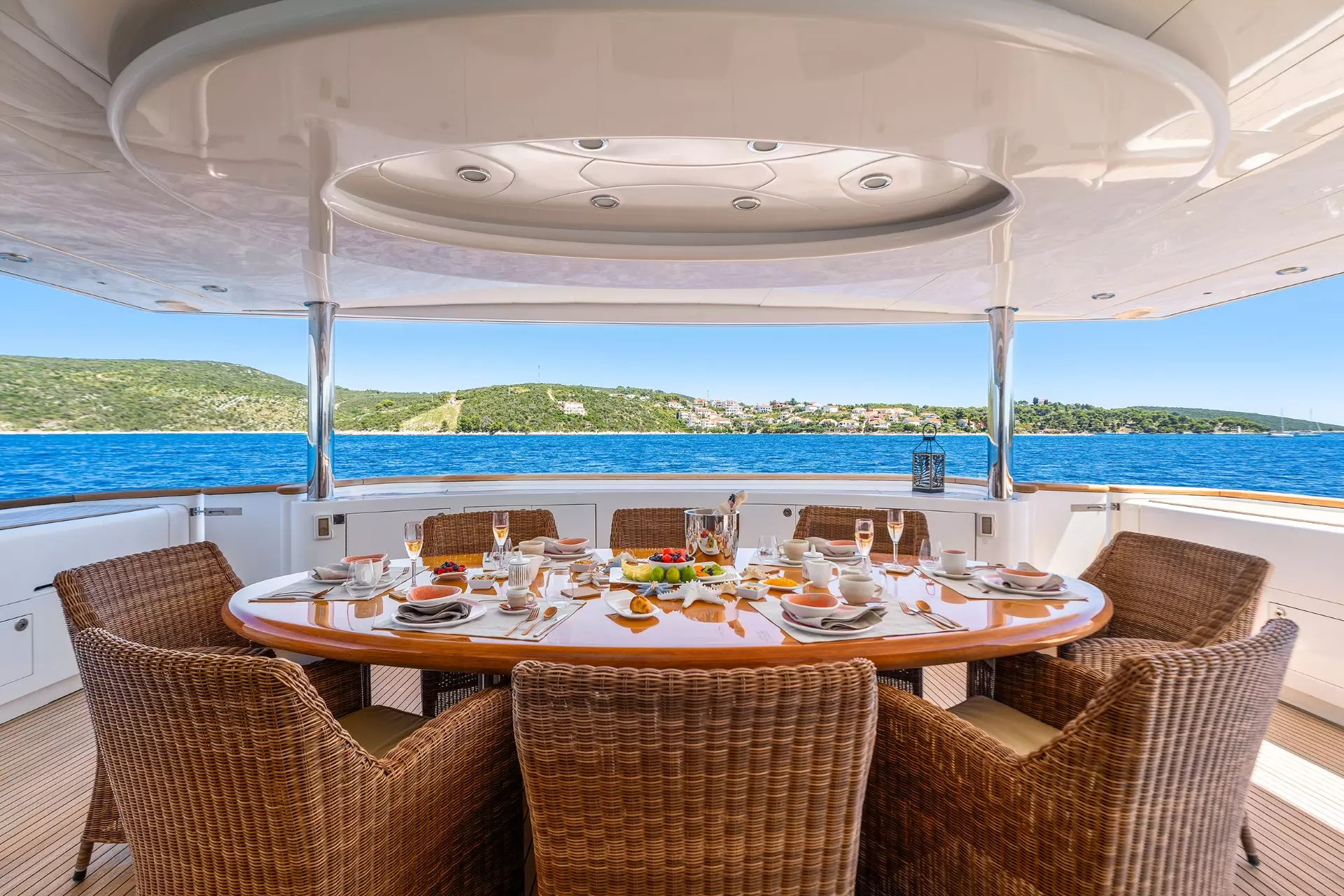 07-Conte Stefani - aft dining area.jpg