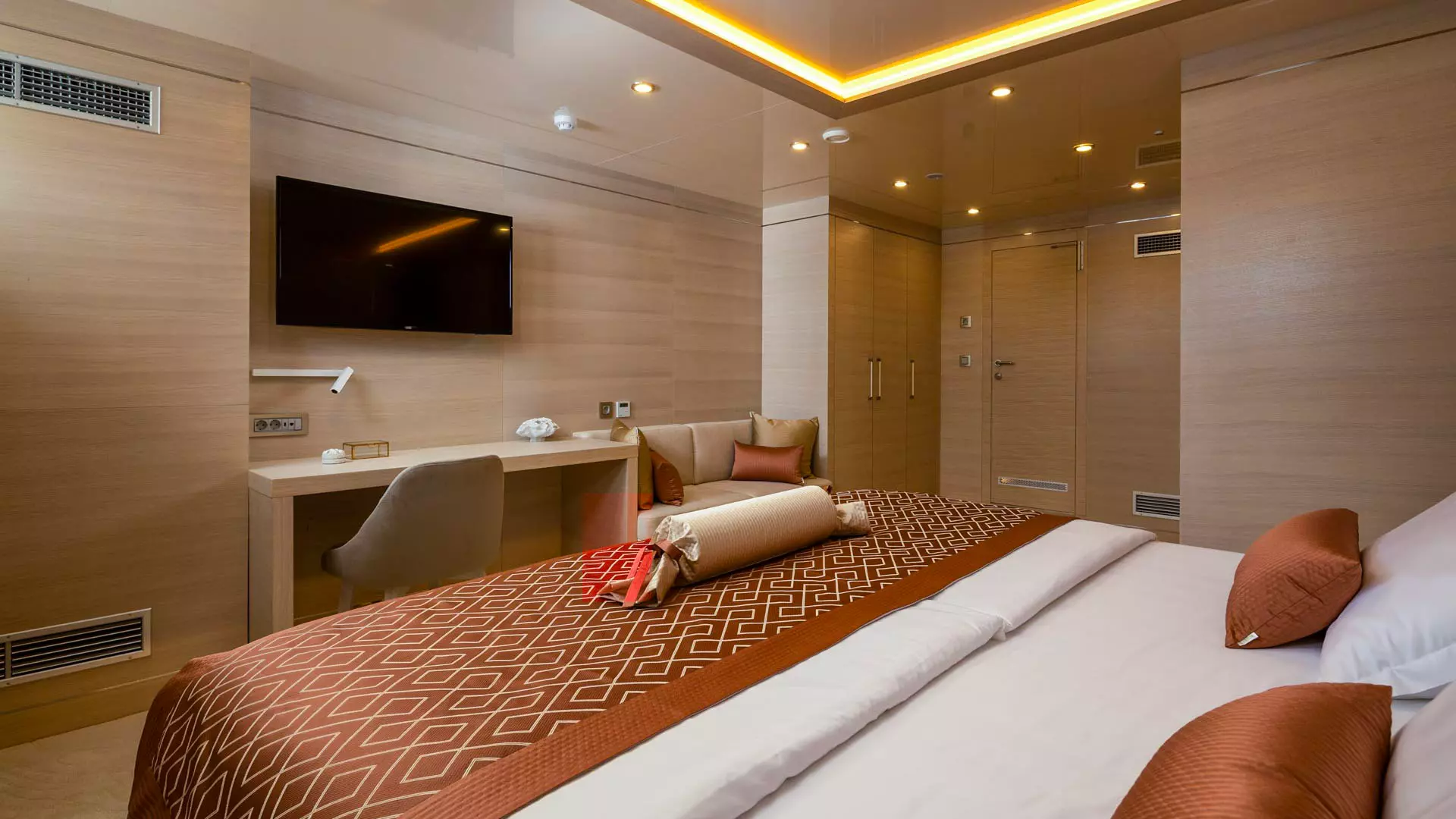 16-Love-story-Master-ensuite.jpg