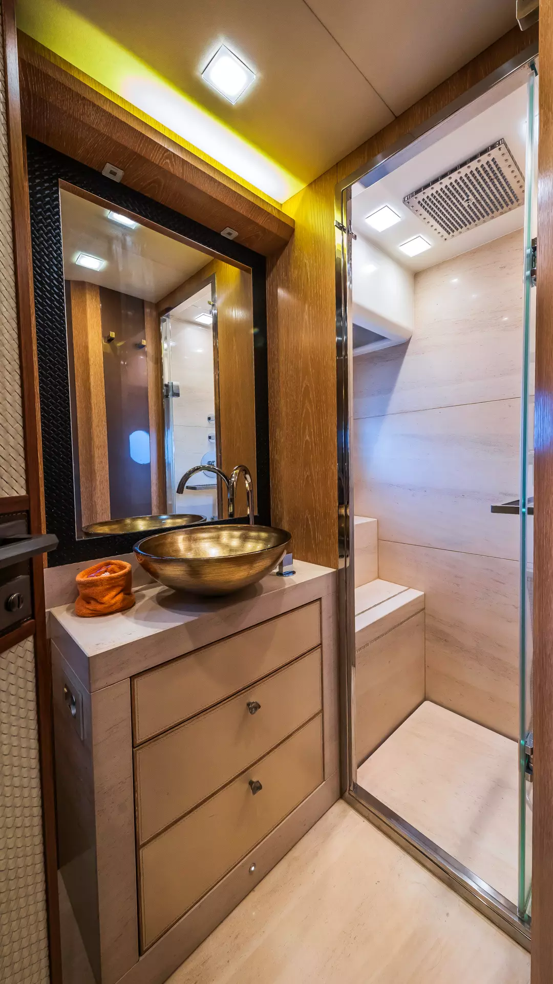 25-GIORGIO-convertible-cabin-bathroom_.JPG