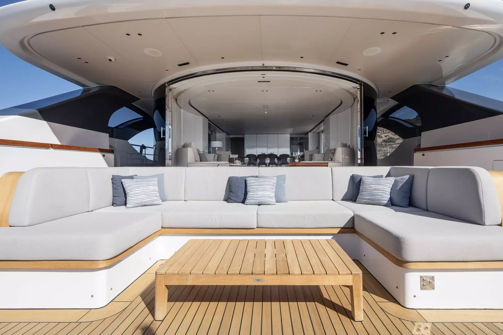 06 LEXSEA_11.Main Aft Deck - Lounging Area.jpg
