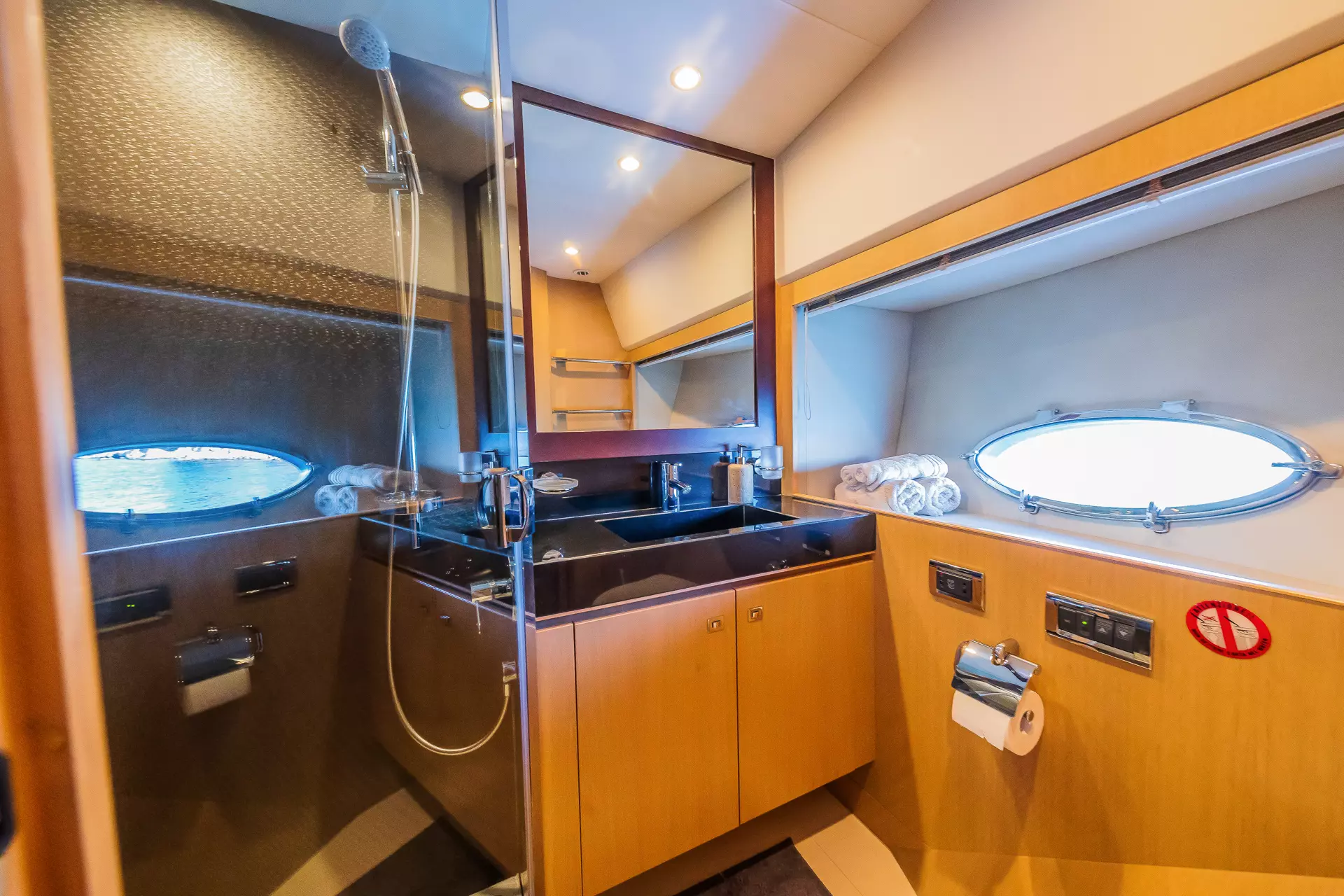 30-Gitana-II-VIP-bathroom_.jpg