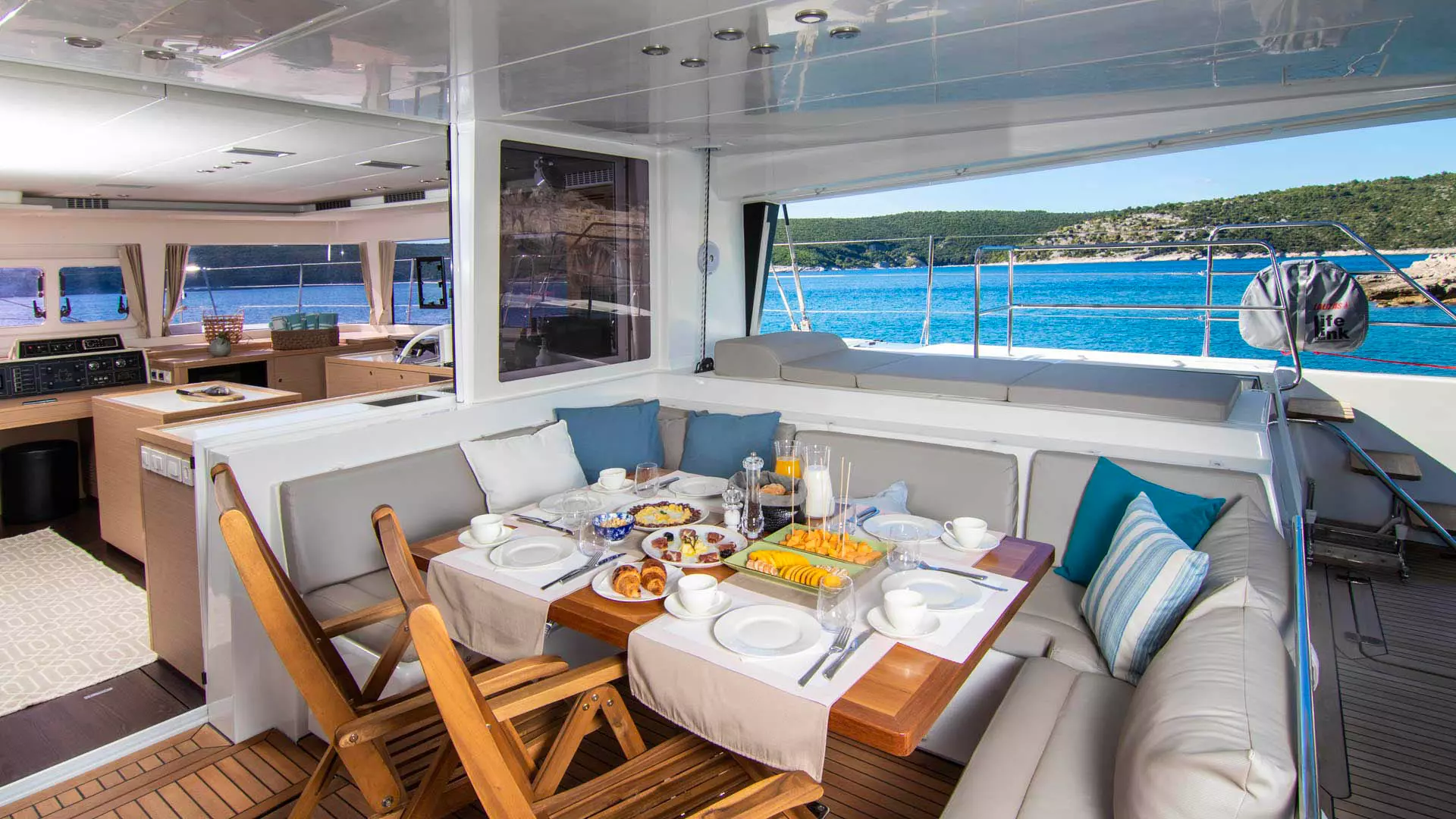 03-Lagoon-560-S2-aft-dining-area.jpg