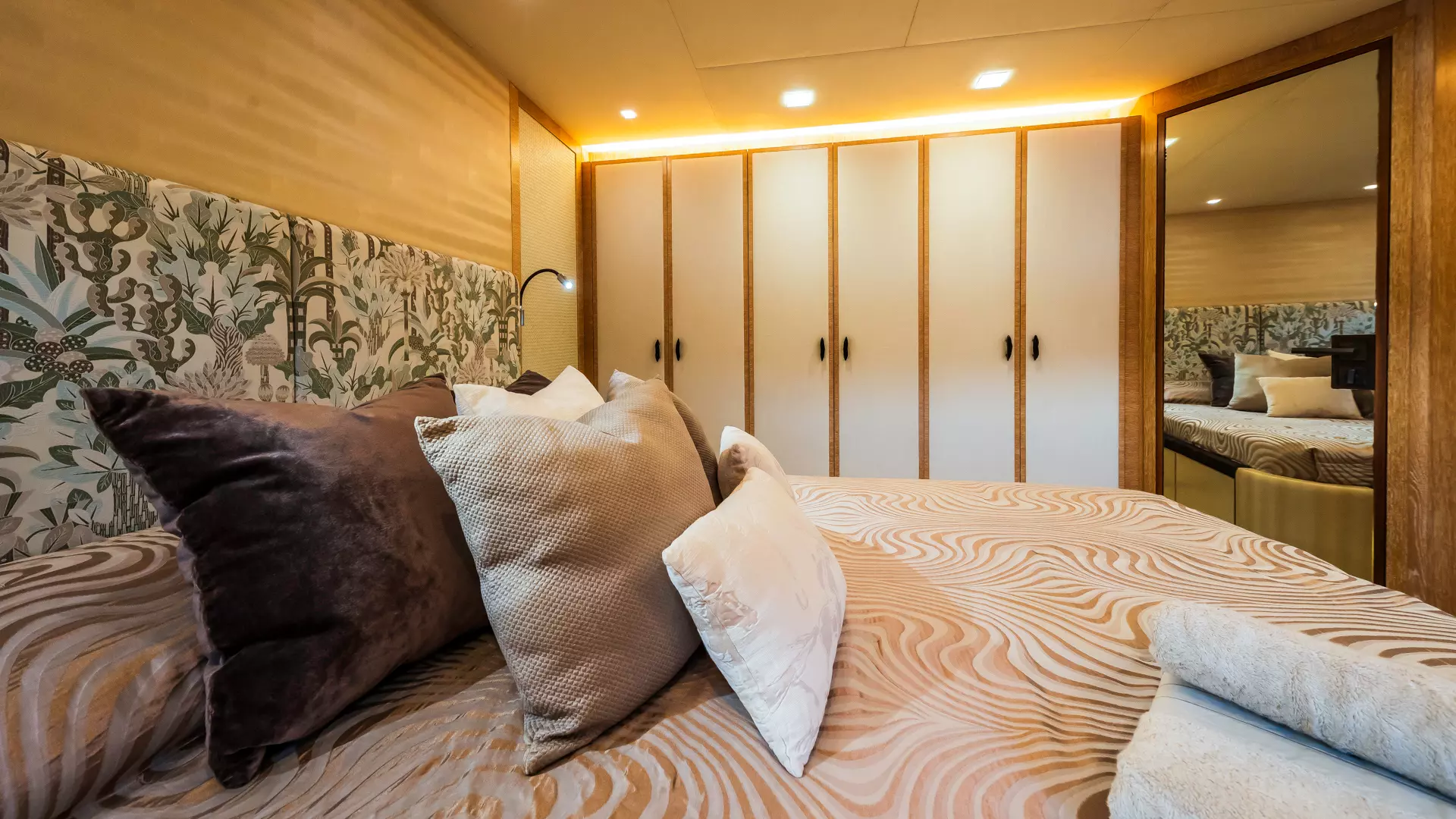 22-GIORGIO-VIP-cabin-side-view_.JPG