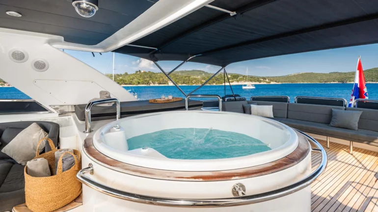 SUNDECK JACUZZI